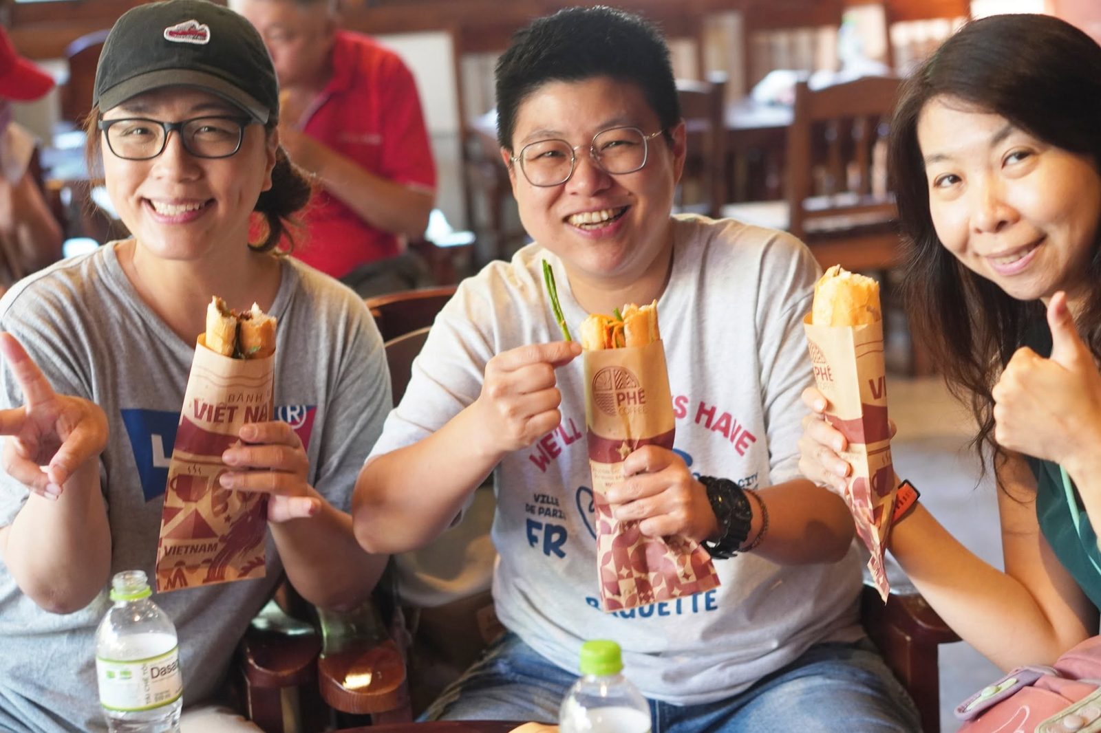 Khách nước ngoài thưởng thức bánh mì tại Phê Coffee