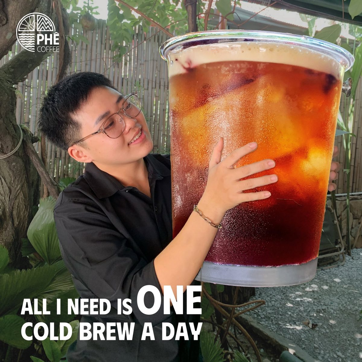 Nhân viên Phê Coffee bên ly cold brew