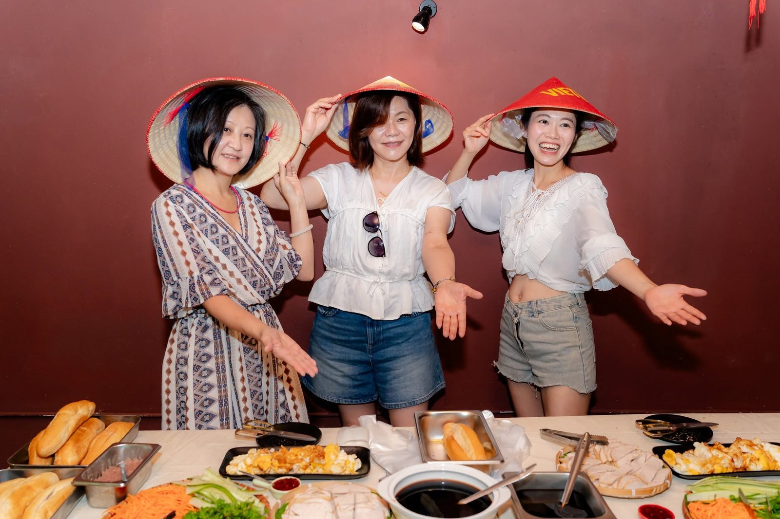 Nhóm khách trong một buổi tiệc bánh mì tại quán