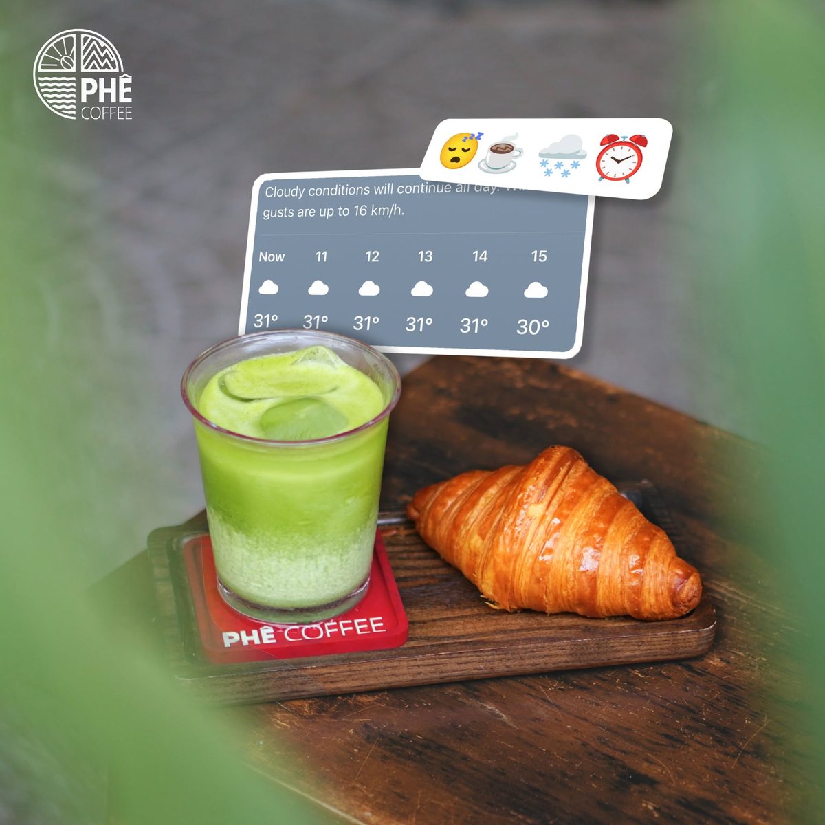 Matcha đá và bánh croissant